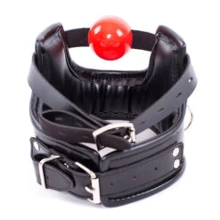 Imitatie Lederen Ballgag Collar-Harnas Met Ø 42 Mm Siliconen Bal