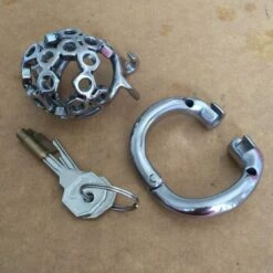 Screw Head CBT Kuisheidskooi van MAE-Toys -Rimba Seksshop Chastity device pins