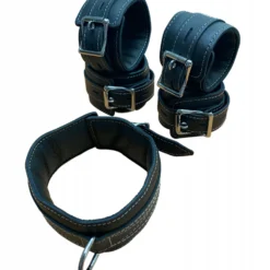Gepolsterde Zwart Lederen Enkelboeien Met Contrasterende Stiksels Van NLLeather -Rimba Seksshop NLleather set