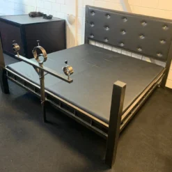 Stalen Bondage Bed Met Een Stalen Schandblok 7 Stalen Bondage Bed Met Een Stalen Schandblok -Rimba Seksshop PU leather mattress