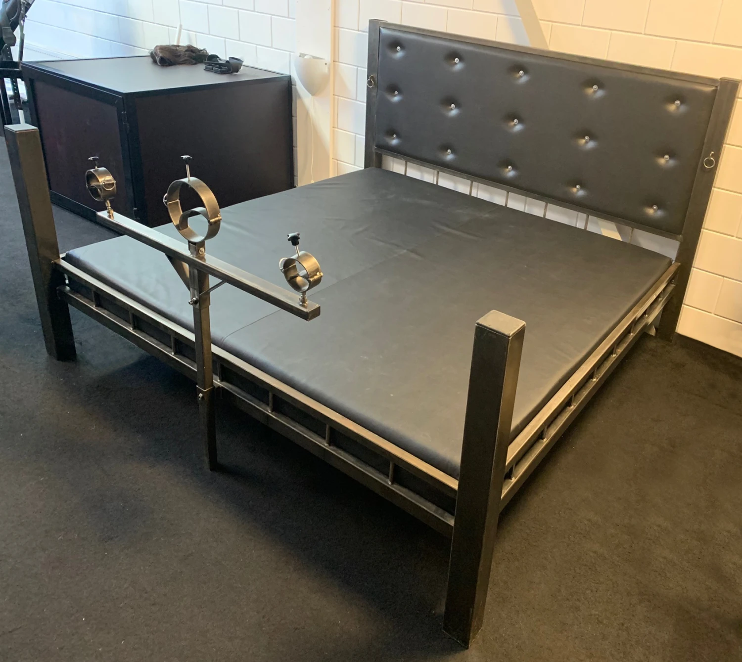 Stalen Bondage Bed Met Een Stalen Schandblok 5 Stalen Bondage Bed Met Een Stalen Schandblok - Afbeelding 3