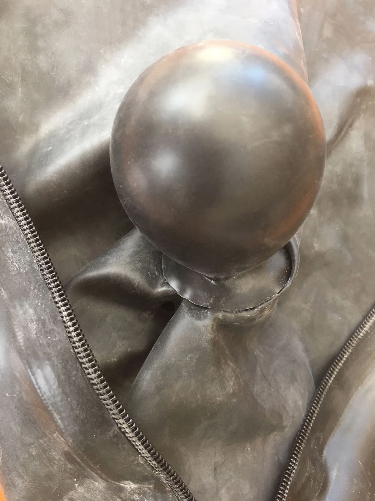 Latex Masker Met Ritssluiting En Oppompbare Mondknevel 6 Latex Masker Met Ritssluiting En Oppompbare Mondknevel - Afbeelding 4