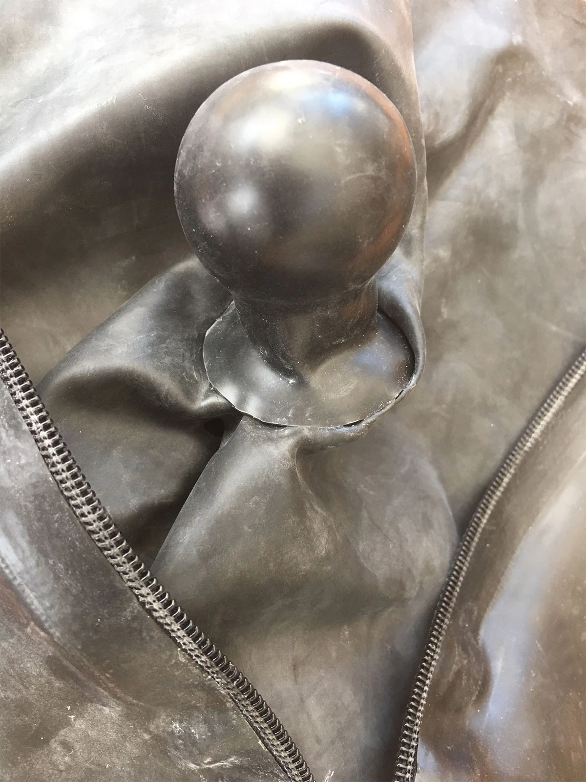 Latex Masker Met Ritssluiting En Oppompbare Mondknevel 7 Latex Masker Met Ritssluiting En Oppompbare Mondknevel - Afbeelding 5