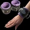 Luxe Gevoerde Polsboeien, Zwart-Paars Van HG Leather Creations -Rimba Seksshop hg 606p purple black leather lined wrist restraints 3601