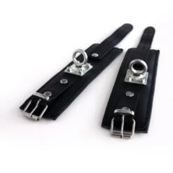 Gepolsterde Zwart Lederen Polsboeien Met Stevige Roterende O-ring Van Saxos -Rimba Seksshop os 0100 2s p padded black leather wristcuff with strong rotating ring 20311