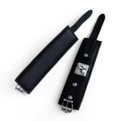 Gepolsterde Zwart Lederen Polsboeien Met Stevige Roterende O-ring Van Saxos -Rimba Seksshop os 0100 2s p padded black leather wristcuff with strong rotating ring 20312 1