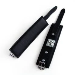 Gepolsterde Zwart Lederen Polsboeien Met Stevige Roterende O-ring Van Saxos -Rimba Seksshop os 0100 2s p padded black leather wristcuff with strong rotating ring 20312