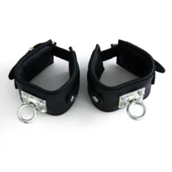 Gepolsterde Zwart Lederen Polsboeien Met Stevige Roterende O-ring Van Saxos -Rimba Seksshop os 0100 2s p padded black leather wristcuff with strong rotating ring 20313 1