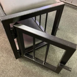 Met Deze Zeer Solide Stalen Slaapkooi Heeft Uw Sub De Ideale Slaap Accommodatie Voor De Nacht -Rimba Seksshop slaapkooi deur