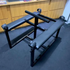 Metalen Strafbok - Spankingbok Met Hand- En Voetboeien 8 Metalen Strafbok - Spankingbok Met Hand- En Voetboeien -Rimba Seksshop strafbok 1