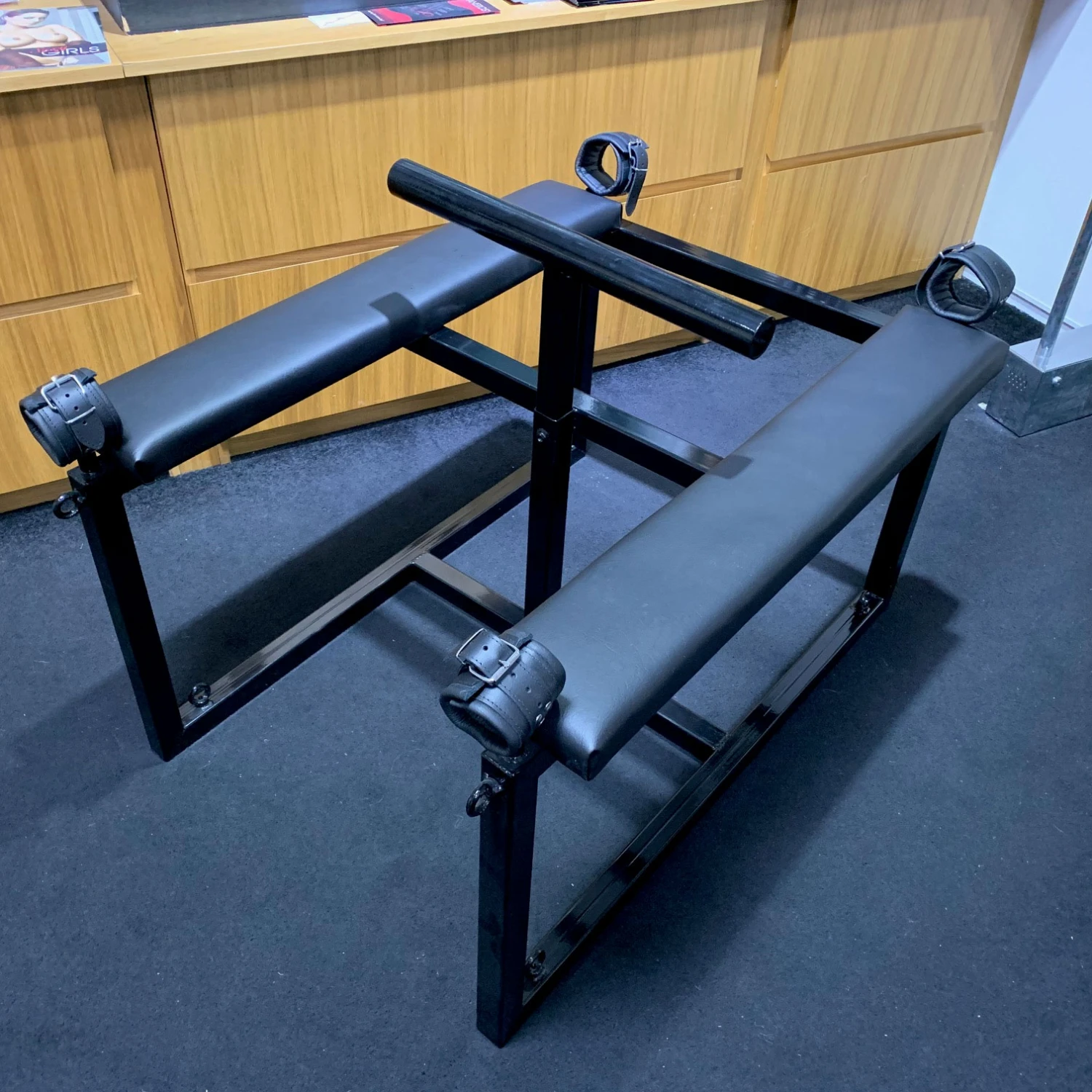 Metalen Strafbok - Spankingbok Met Hand- En Voetboeien 4 Metalen Strafbok - Spankingbok Met Hand- En Voetboeien - Afbeelding 2