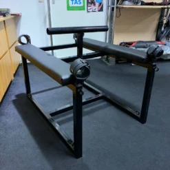 Metalen Strafbok - Spankingbok Met Hand- En Voetboeien 10 Metalen Strafbok - Spankingbok Met Hand- En Voetboeien -Rimba Seksshop strafbok 2