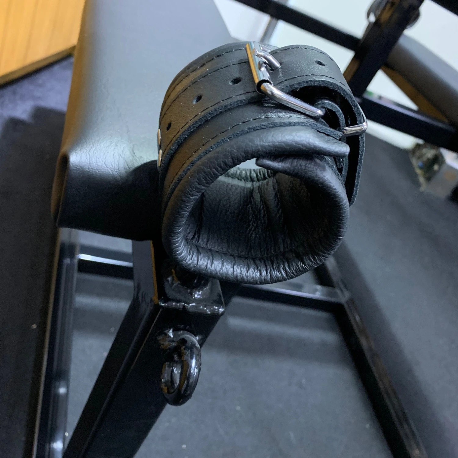 Metalen Strafbok - Spankingbok Met Hand- En Voetboeien 7 Metalen Strafbok - Spankingbok Met Hand- En Voetboeien - Afbeelding 5